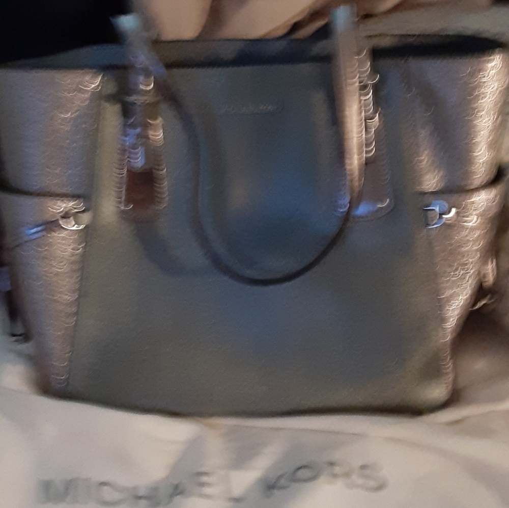 A big Michael kors shoulder bag also can adjust to